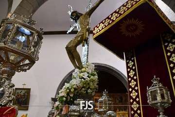 El Cristo de Telde, acicalado para la solemne procesión de esta noche por las calles de San Juan/TA.